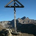Unser Gipfel Nummer 1 für heute: Hüenderegg (1874m). Rechts neben dem Kreuz sind Spilauer Stock / Gamsstock (2270m), Rossstock (2461m) und Fulen (2491m).