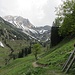Aufstieg im Erzbachtal, der Mitterhof rechts ist nur eine kleine Scheune