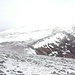 Zurück in den Sattel. In der Verlängerung unser Weiterweg über die Schneefelder des Stob Coire an t-Saighdeir. Der Hauptgipfel des nächsten Munros, Cairn Toul, hängt im Nebel fest.