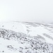 Am Gipfelhang des Sgor an Lochain Uaine, Blick zurück auf die verwächteten Abstürze des Cairn Toul.