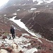Blick zurück auf das Schneefeld im Lairig Ghru und unseren Abstiegsweg vom Sròn na Lairige ...