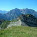 Tolle Aussicht vom Gipfel des Rautispitz. Im Vordergrund Höchnase und Wiggis, im Hintergrund Vorder Glärnisch und Glärnischmassiv