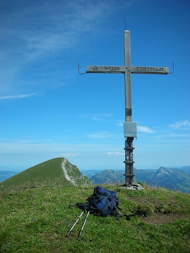 Gipfelkreuz Wiggis mit Rautispitz