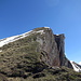 Aufstieg entlang der Kante, wo die Westflanke des Magerrain in eindrücklichen Felswänden nach Süden abbricht 