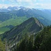 Vom Stanserhorn: unten das Chli Horn, den Ächerlipass, Arvigrat und Gräfimattstand. Direkt oberhalb vom Chli Horn Gipfel der Höchgrat, und über dem Arvigrat der Huetstock.