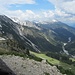 Wieder beim Abstieg an der Bergwachthütte mit Blick durchs lange Schwarzwassertal und zu den Vilsalpseebergen
