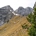 Vorbei am Gratkopf 1972m mit Einblick in das oberste Ruederkar; gegenüber der schrofige Nordgrat zum Gipfel, dahinter das Gamsjoch (2452m).