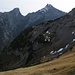 Sozusagen das "Anschlußbild" darunter: Tiefblick in das Ruederkar; jenseits des Rißbachtales ganz links Bettlerkar- (2268m), dann Schaufelspitze (2293m), rechts das Sonnjoch (2438m).