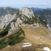 Knapp unter dem Gipfel: Rückblick über den Nordgrat der Ruederkarspitze (im Vordergrund nun unscheinbar der Gratkopf 1972m) bis zur Roßkopfspitze (2014m)
