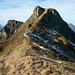 Weiter geht das muntere Gipfelsammeln mit einer Gratwanderung zum Äbneter Stöckli (2087m) und Rophaien (dahinter; 2078,2m).