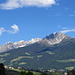 Nachmittäglicher Blick aus dem Fenster nach der Rückkehr. Im Vordergrund Dorf Tirol, dahinter Ifinger und Hirzer