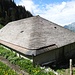 kunstvoll gearbeitetes Schindeln-Dach der Hütte Les Combes Dessus