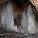 Eisstalagmiten im hinteren Bereich der Höhle.