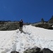 Der nordseitige Abstieg im schneebedeckten Blockfelsgelände war stellenweise wegen des nicht mehr tragfähigen Schnees mit teilweise tiefen Löchern im Blockschutt unangenehm