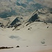 Aussicht vom namenlosen Gletschersee unterhalb der Paradisin-Gipfelflanke auf etwa 3100m über den P.2907m zum Piz Ursera (3032m) und seinem Vorgipfel Cima di Cadan (2904,0m).