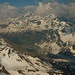 Aussicht vom Südgrat unterhalb der Gipfelfelsen nach Osten über den Lago Val Viola (2267m) zur Cima de Piazzi (3439m) in der Ferne und zum etwas näheren Pizzo di Dosdè (3280m).