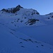 Foto vom ersten Besteigungsversuch am 2./3.3.2013:<br /><br />Aussicht von der Gletschermoräne oberhalb vom Pass da Val Mera zum Piz Paradisin / Pizzo Paradisino (3202,2m). Der Aufstieg bis unter den Gipfelhang erfogt mit Ski über den Gletscher Vadreit da Camp wobei man unter der La Pala (rechts; 3169m) von recht die breite Gletscherrampe aufsteigt.