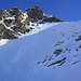 Foto vom ersten Besteigungsversuch am 2./3.3.2013:<br /><br />Piz Paradisin / Pizzo Paradisino (3302,2m): Vom eingeschneiten Bergsee auf etwa 3090m unterhalb der Gipfelflanke muss im Winter über die Steilflanke aufgestiegen werden. Da sie im oberen Teil fast 40° seil ist verlangt der Aufstie absolut sichere Verhältnisse. Man errecht so den Südgrat unterhalb des felsigen Teils der auf den Gipfel leitet.
