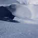 Foto vom ersten Besteigungsversuch am 2./3.3.2013:<br /><br />Tiefblick vom Südgrat über die Steilflanke mit meinem Skidepot. Am Fuss der zirka 150m hohen Flanke befindet sich ein namenloser See auf 3090m.