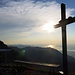 Hirzli (1640m) Gipfelkreuz - die Sonne spiegelt sich im Züri-See<br />Hier kann man es aushalten ;)