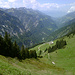 Blick zurück von besagtem 'grünen Bergrücken' über die Ischkarnei-Alpe hinunter ins Große Walsertal und zum Ausgangspunkt der Tour.