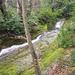 Glen River - im unteren Teil im Donard Forest in schönem Felsbett