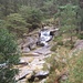 schön - der wilde Glen River im Steinbett
