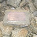 im Gipfelsteinhaufen: Gedenktafel an einen Jungen, der hier oben im April 08 vom Blitz getroffen wurde