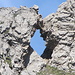 [http://www.hikr.org/gallery/photo1096939.html?post_id=64877#1 Das legendäre Felsentor im Zoom]. Etwa 50 m in östlicher Richtung stand ein Steinbock auf dem Grat. Auf der anderen Seite geht es fürchterlich in die Tiefe
