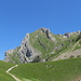 Der Marwees-Hauptgipfel von der Meglisalp aus. Das [http://www.hikr.org/gallery/photo1124104.html?post_id=66036#1 Felsentor] befindet sich in dem vom Gipfel herunterziehenden Felsgrat