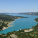 Kurz dem "Portal" der Verdonschlucht hat man einen beeindruckenden Blick auf den darunter liegenden See Lac de Sainte-Croix.