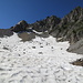 Der Aufstieg zum Pic de Charance (2316m) fuehrt durch die bereits erkennbare, teilweise noch mit Schnee gefuellte Rinne.