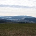 Ausblick unter bedecktem Himmel von Hohliebi (650 m) ins Ruedertal mit dem Fuchshubel (850 m rechts) und den Zentralschweizer Alpen.