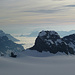 Berge, Berge... Man beachte auch das Loch mitten in der Schnee-Ebene (unter Bocktschingel-Gipfel): Die Clariden-Reihe lebt, selbst im Jahr 99 nach Beginn der Messungen!