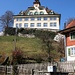 Das über dem Dorf thronende Schulhaus Burg ist das Wahrzeichen der Gemeinde.