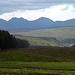 Schon von Weitem, bei der Anfahrt aus Inverness, zeichnet sich das An Teallach-Massiv am Horizont ab. Wir werden alle Gipfel ausser der flachen Kuppe rechts ueberschreiten.<br />