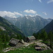 Aussicht von Corte di Mezzo talauswärts: über dem Val Calnègia Pizzo Malora bis Pizzo Castello