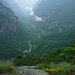Tropische Feuchtigkeit beim Abstieg ins Val Bavona: links Rosèd, rechts der überschäumende Wasserfall von Foroglio