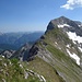 Der weitere Gratverlauf. In schönem Auf und Ab geht's zur Vord. und Hint. Schlichtenkarspitze.