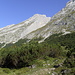 In der Mitte die Östl. Karwendelspitze. Über die Südflanke, genannt "Im Wank", führt der Aufstieg