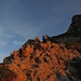 Die ersten Sonnenstrahlen färben den Fels rot.<br /><br />Nei primi raggi di sole le rocce si tingono in rosso.