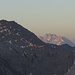 [http://f.hikr.org/files/1128119.jpg Kreuzspitze] und ganz hinten rechts die Ötztaler Alpen<br /><br />[http://f.hikr.org/files/1128119.jpg Kreuzspitze] e tutto in dietro a destra le Alpi dell`Ötztal