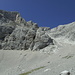 Der Abstiegsweg, dort wo die Schotterreise am weitesten hochzieht. Der Gipfel oben links außerhalb des Bildes.