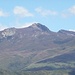 Guagua im Zoom. Gut sichtbar der Fussweg vom Refugio zum Sattel vor dem Gipfelchen mit dem Kreuz (links).