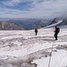 Schneegefüllte Gletscherspalten. Hält sie oder hält sie nicht? Unser Bergführer lässt sich auf die Äste hinaus...