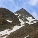 Auf etwa 2800m steht man vor den Steilaufschwung zur 200m hohen Felskanzel über den der Alpinwanderweg zum Piz Ot leitet. In der Felsstufe trifft man auch erstmals auf einige Geländer um die Route auf den Piz Ot auch für wenig geübte Berggänger zugänglich zu machen. Der Piz Ot (3246,4m) ist nun auch schon wunderschön in der Ferne zu sehen.