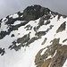 Auf dem Piz de la Funtauna (3092m) mit seiner steilen Nordostflanke erkennt man sogar den kleinen Gipfelsteinmann.