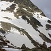 Auf der Felskanzel auf 3000m hat man eine schöne Sicht zum Piz Ot (3246,4m). Die Routezum Gipfel füht stets ansteigend über Geröll- und Schneefelder zum rechten Ostgrat. Den Felsgrat betritt man nach auf ⅓ Höhe.