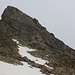 Durch Geröll erreicht man auf etwa 3100m den felsigen Gipfelaufbau vom Piz Ot. Der Weg zum Gipfel ist klar blau-weiss markiert und stellt keine Schwierigkeiten wenn er nicht eingeschneit oder vereist ist.