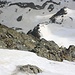 Tiefblick vom Alpinwanderweg über die Piz Ot Nordostwand. An dessen Fuss hält sich sogar ein kleiner Gletscher der noch Schneebedeckt ist.